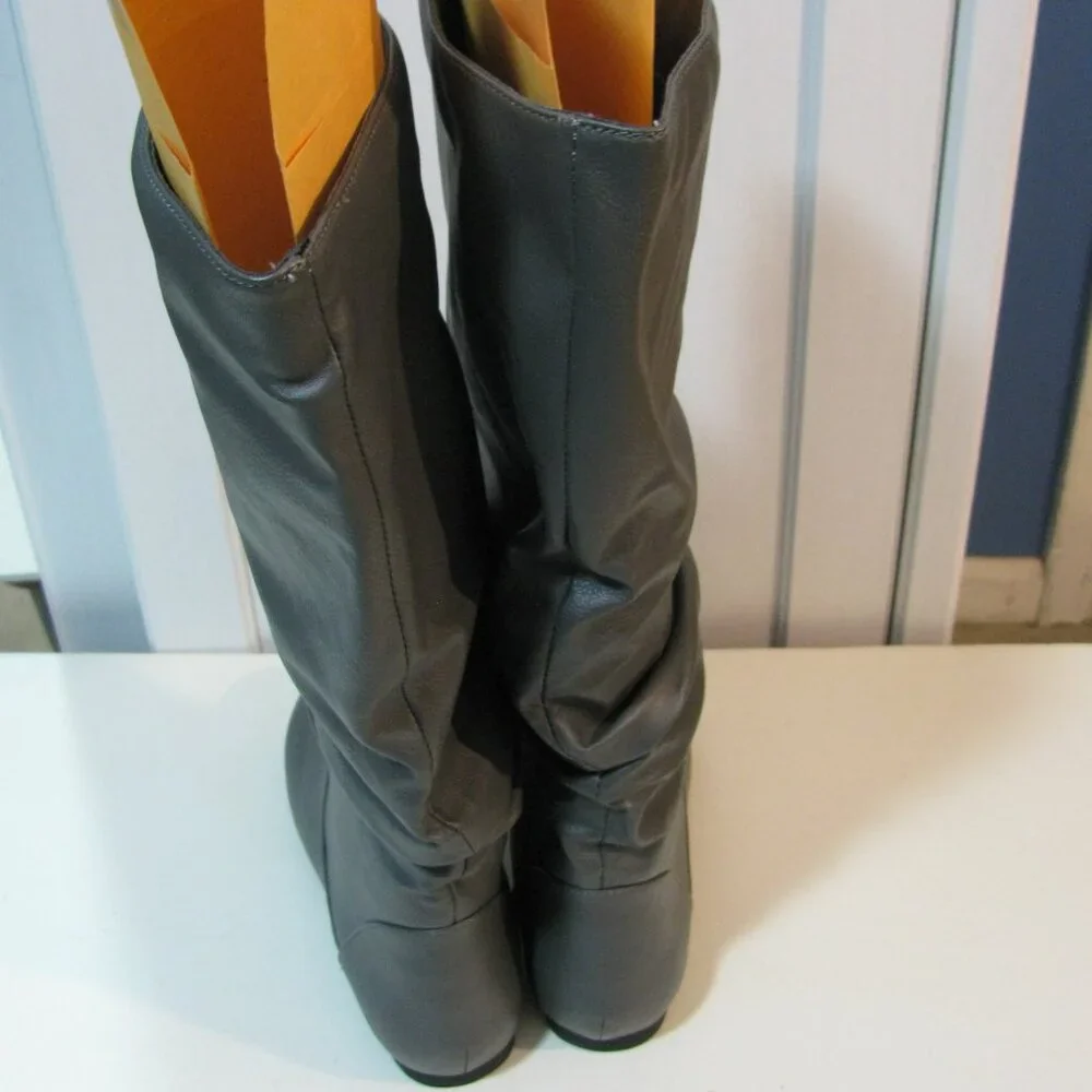 New Gray Boots Size 6 1/2 NWOT No Heel New